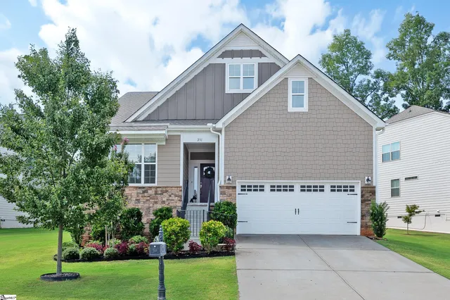 231 Double Crest Dr, Taylors, SC 29687