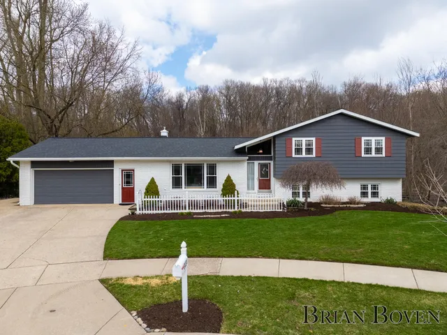 3434 Waterford Ct NE, Grand Rapids, MI 49525