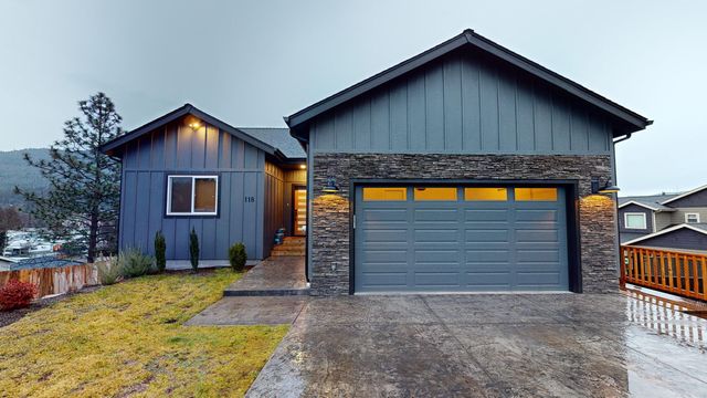 118 NW Rook Dr, Grants Pass, OR 97526