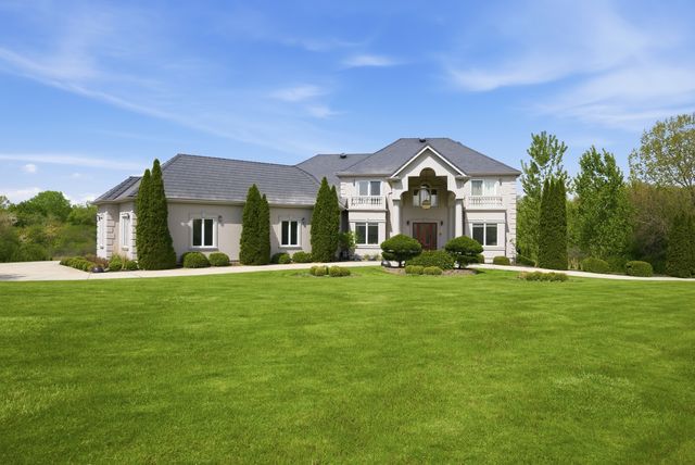 9 Falcon Lakes Dr, South Barrington, IL 60010