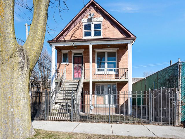 2642 W  Barry Ave, Chicago, IL 60618