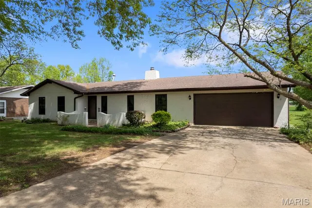 302 Cathy Dr, Jackson, MO 63755