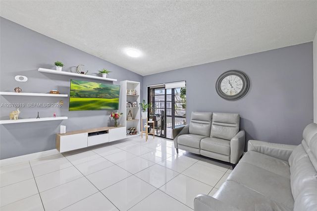 827 NE 199th St #206, Miami, FL 33179