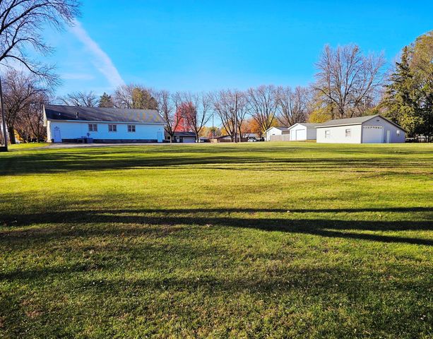421 13th St SE, Willmar, MN 56201