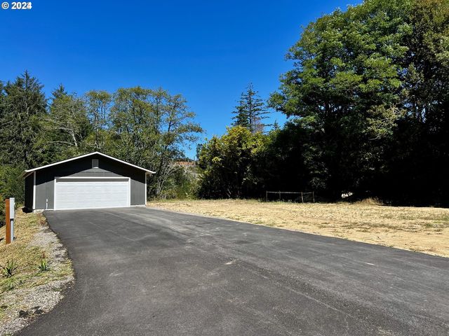 3390 Lakeshore Dr, North Bend, OR 97459