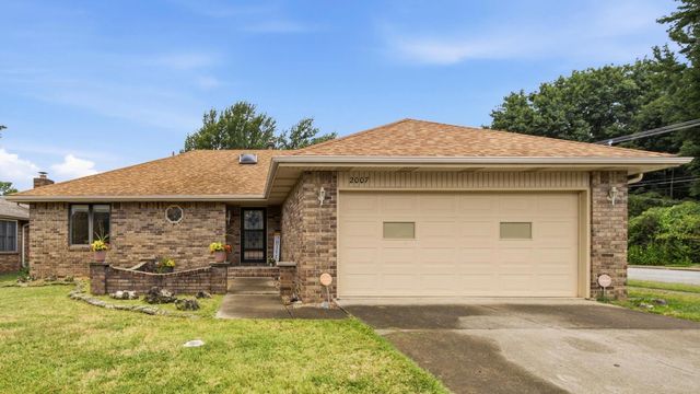 2007 S Lancaster Avenue, Springfield, MO 65807