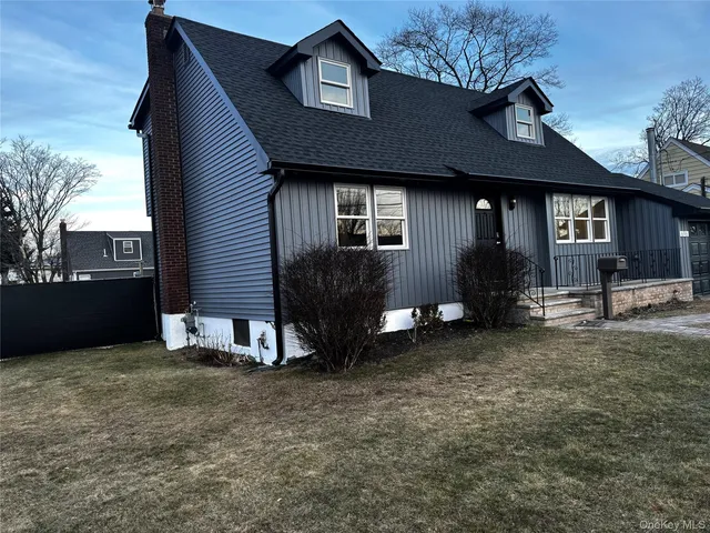 696 N Delaware Avenue, Lindenhurst, NY 11757