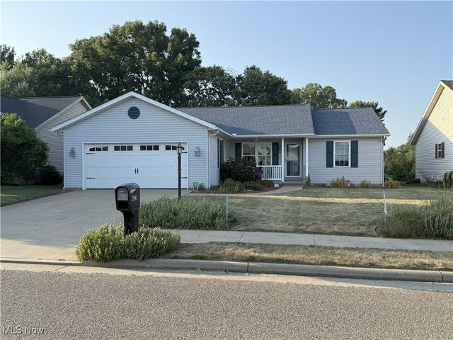 425 Hickory Dr SE, New Philadelphia, OH 44663