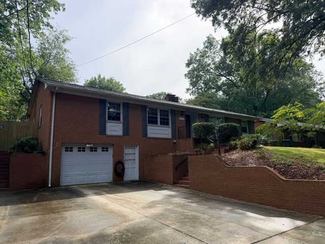 2920 Northbridge Rd, Winston Salem, NC 27103