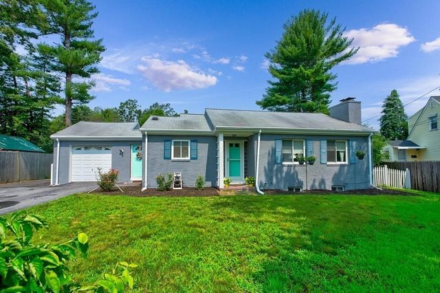 8 Hilltop Ter, Chelmsford, MA 01824