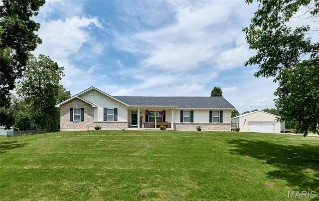 205 Hickory Farms Dr, Hawk Point, MO 63349