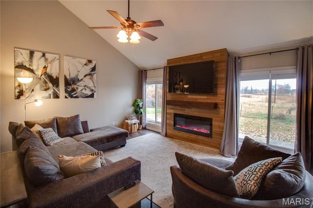 38 Katie Lynn Ct, Glen Carbon, IL 62034