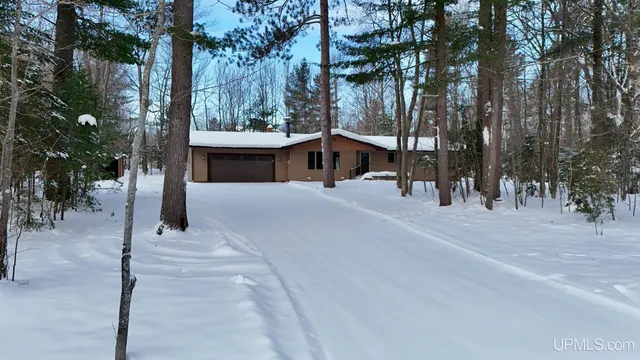 3 Arrowhead Dr, Marquette, MI 49855
