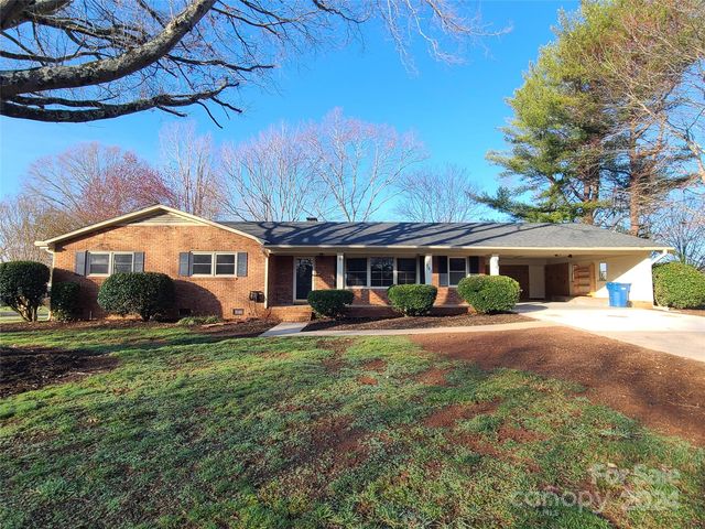 561 29th Avenue Dr NW, Hickory, NC 28601
