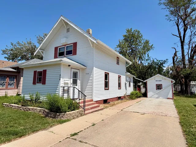 636 Frank Ave SE, Huron, SD 57350