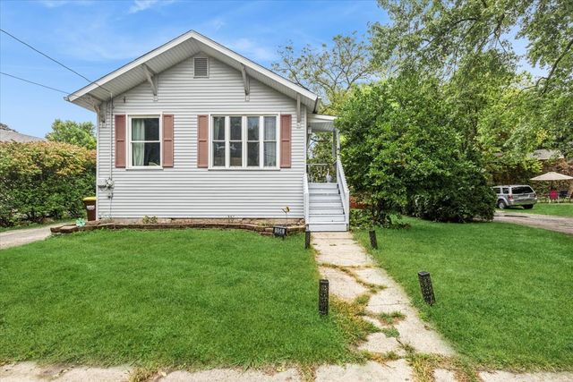 104 Stewart Ave, Woodstock, IL 60098