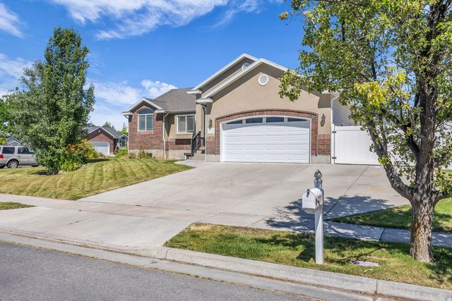 1173 Inverness Dr, Syracuse, UT 84075