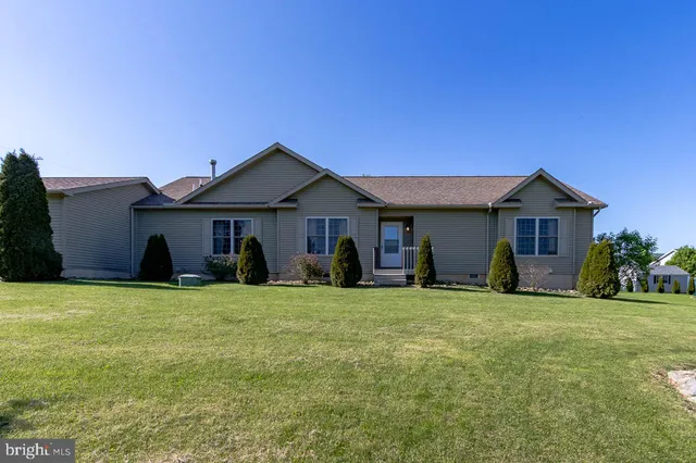 111 Long Ln, Millheim, PA 16854