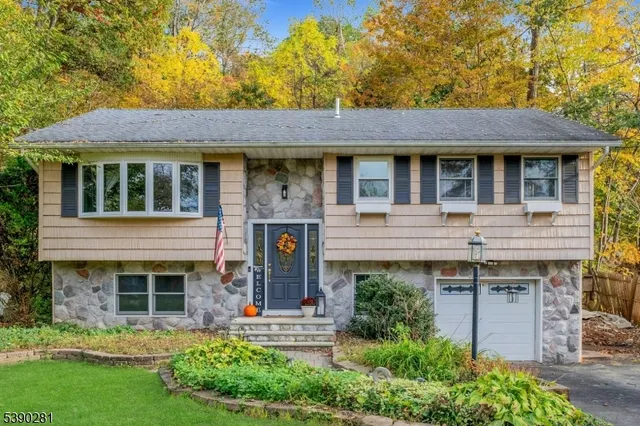 3 Knute Dr, Andover, NJ 07821
