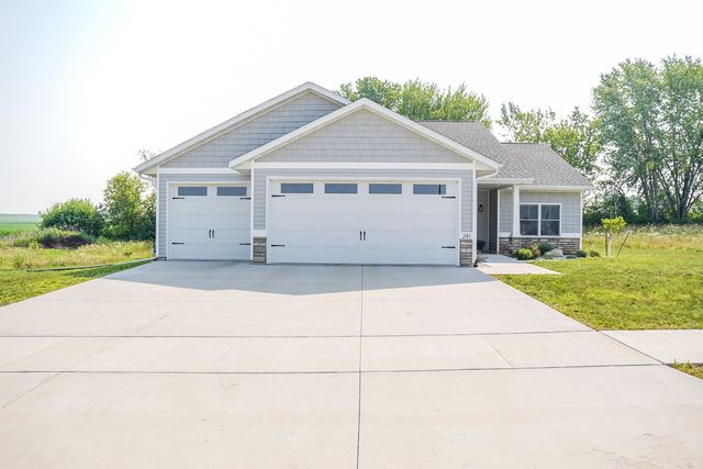 241 Meadow Brook Trl, Manchester, IA 52057