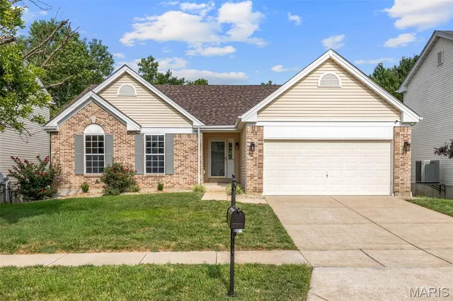 408 Coventry Trail Ln, Maryland Heights, MO 63043