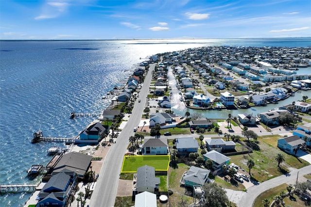 1817 Bay Shore Dr, Rockport, TX 78382