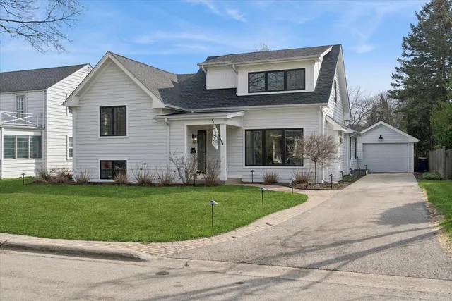 720 Ouilmette Ln, Wilmette, IL 60091