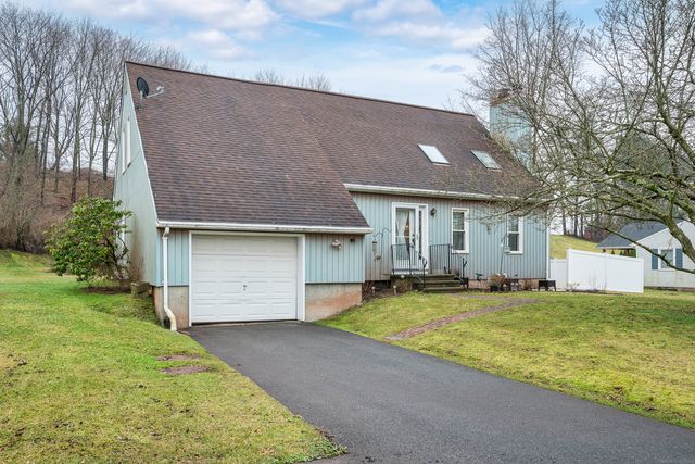 20 Alexander Dr, Cromwell, CT 06416