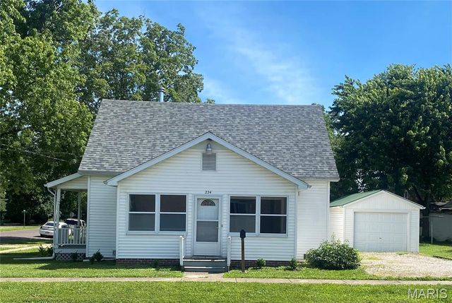 224 Vine St, Greenville, IL 62246
