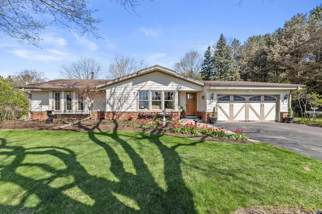 W246S6855 Maple Hill DRIVE, Waukesha, WI 53189