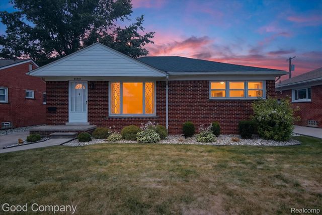 25719 San Rosa Dr, Saint Clair Shores, MI 48081