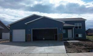 2688 Country Oak Dr, Dickinson, ND 58601