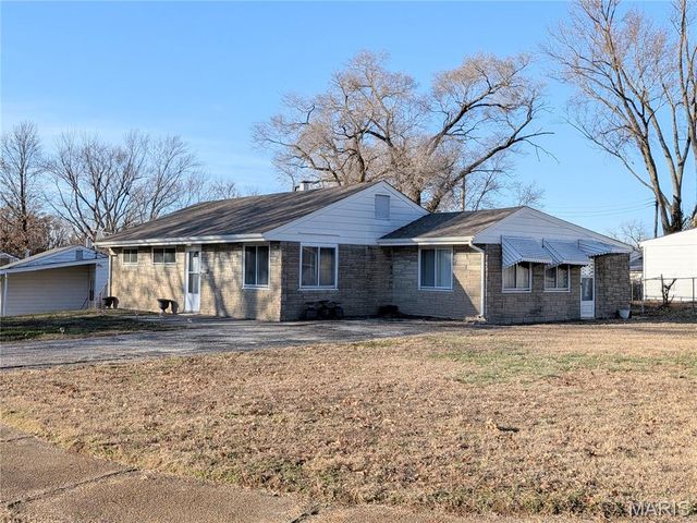 7801 Ellington Dr, Saint Louis, MO 63121