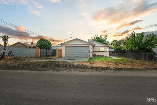 8767 Greenfield Park Dr, Bakersfield, CA 93307