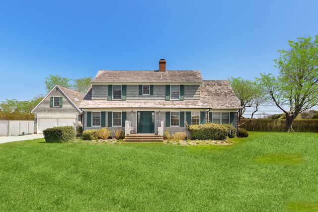 2 Strongs Ln, Water Mill, NY 11976