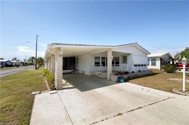 9231 Caloosa Dr, North Fort Myers, FL 33903