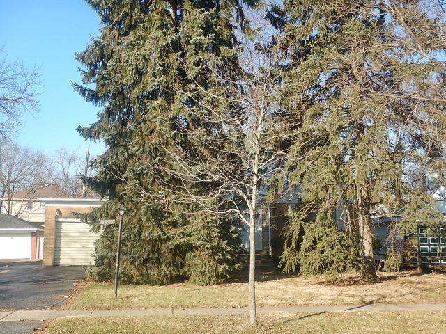 120 Iroquois Dr, Clarendon Hills, IL 60514