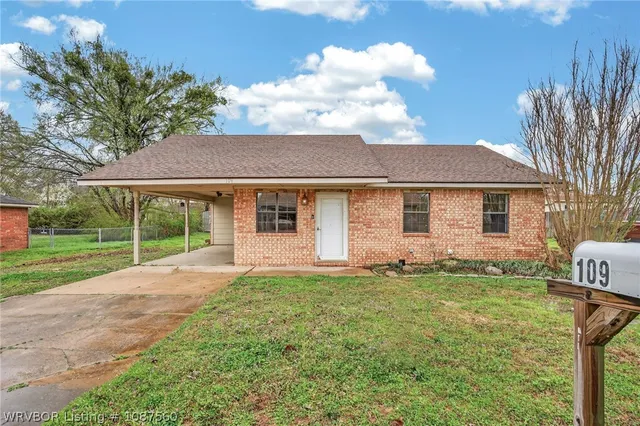 109 W  Howard St, Roland, OK 74954