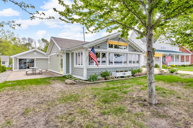 6891 Hallenbeck Hwy, Manitou Beach, MI 49253