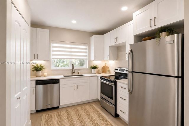 9201 Sunrise Lakes Blvd #304, Sunrise, FL 33322