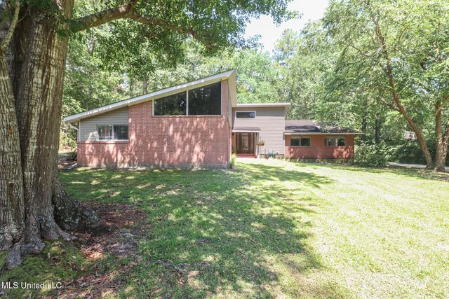 6113 Juniper Dr, Vancleave, MS 39565