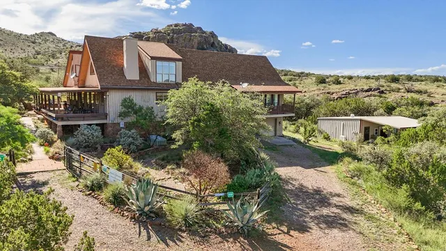 408 Pinon Dr, Alpine, TX 79830