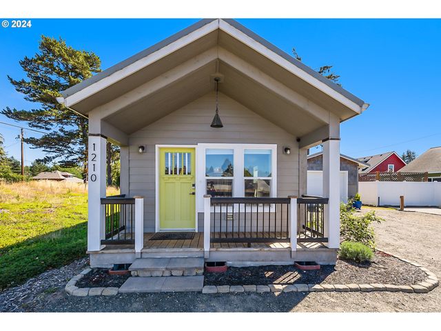 1210 32nd St, Seaview, WA 98644