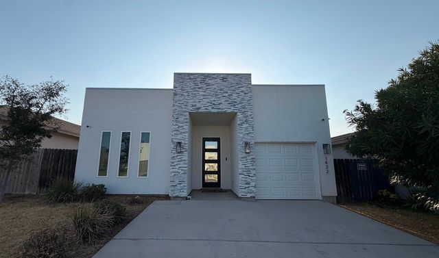 1432 Los Estribos Dr, Laredo, TX 78046