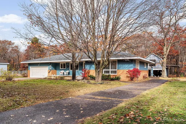 211 Midway Dr, Negaunee, MI 49866