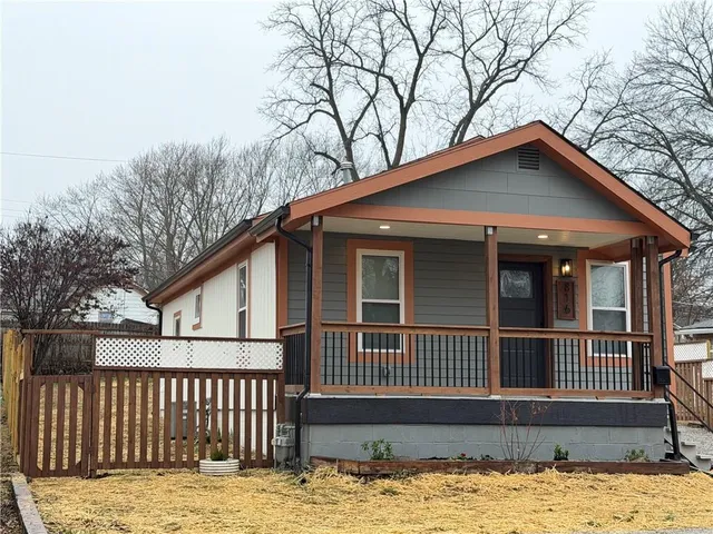 816 S  Lake Dr, Independence, MO 64053