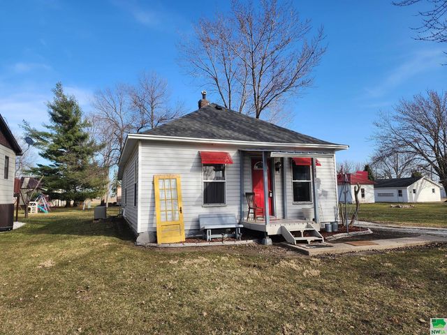 313 Maple St, Whiting, IA 51063