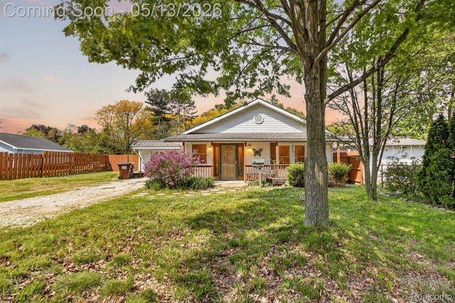 50 Clarence St, Belleville, MI 48111