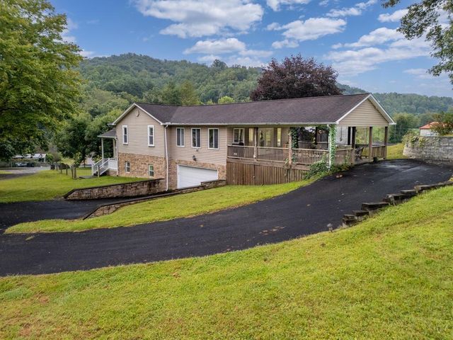900 Maple Fork Rd, Mount Hope, WV 25880