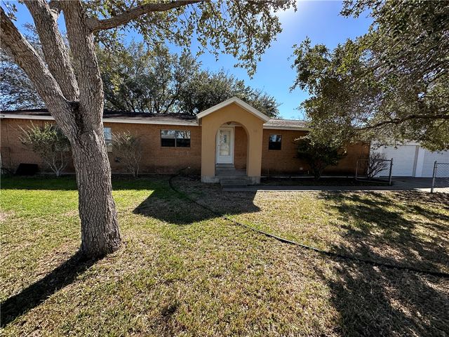 150 Private Quiroga St, Beeville, TX 78102